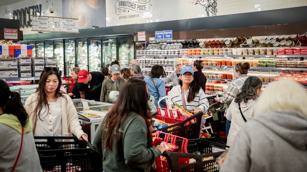 Consumer sentiment plummets in April