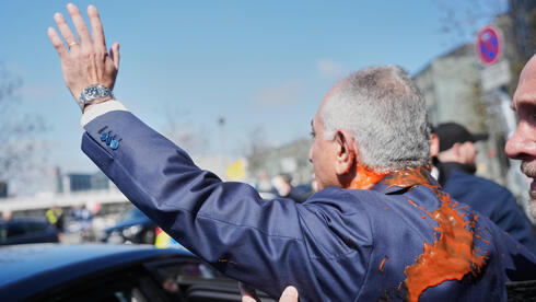 Exiled Iranian crown prince splashed with red paint in Berlin