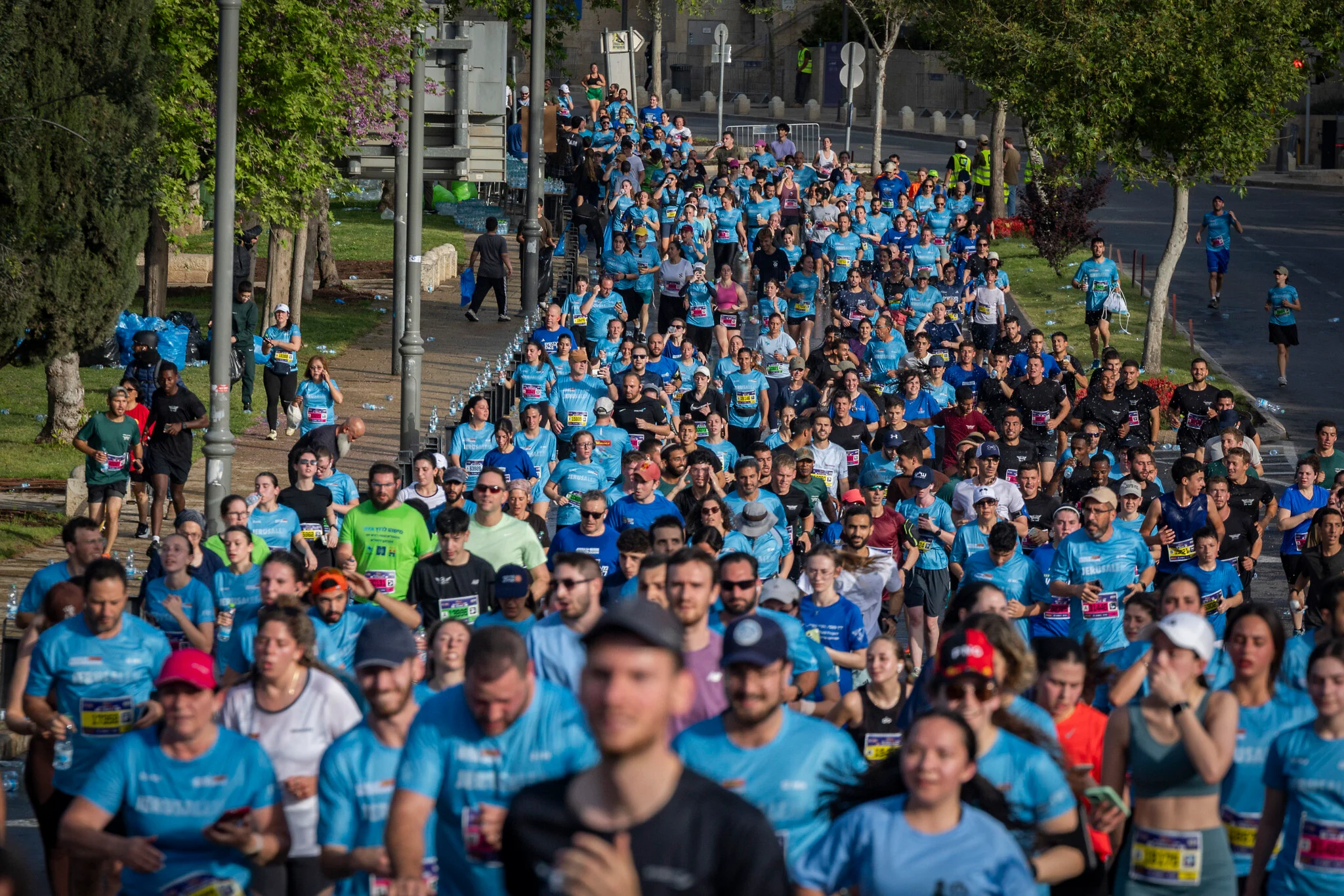 Female IDF soldiers required to wear long pants at Jerusalem Marathon during heat wave