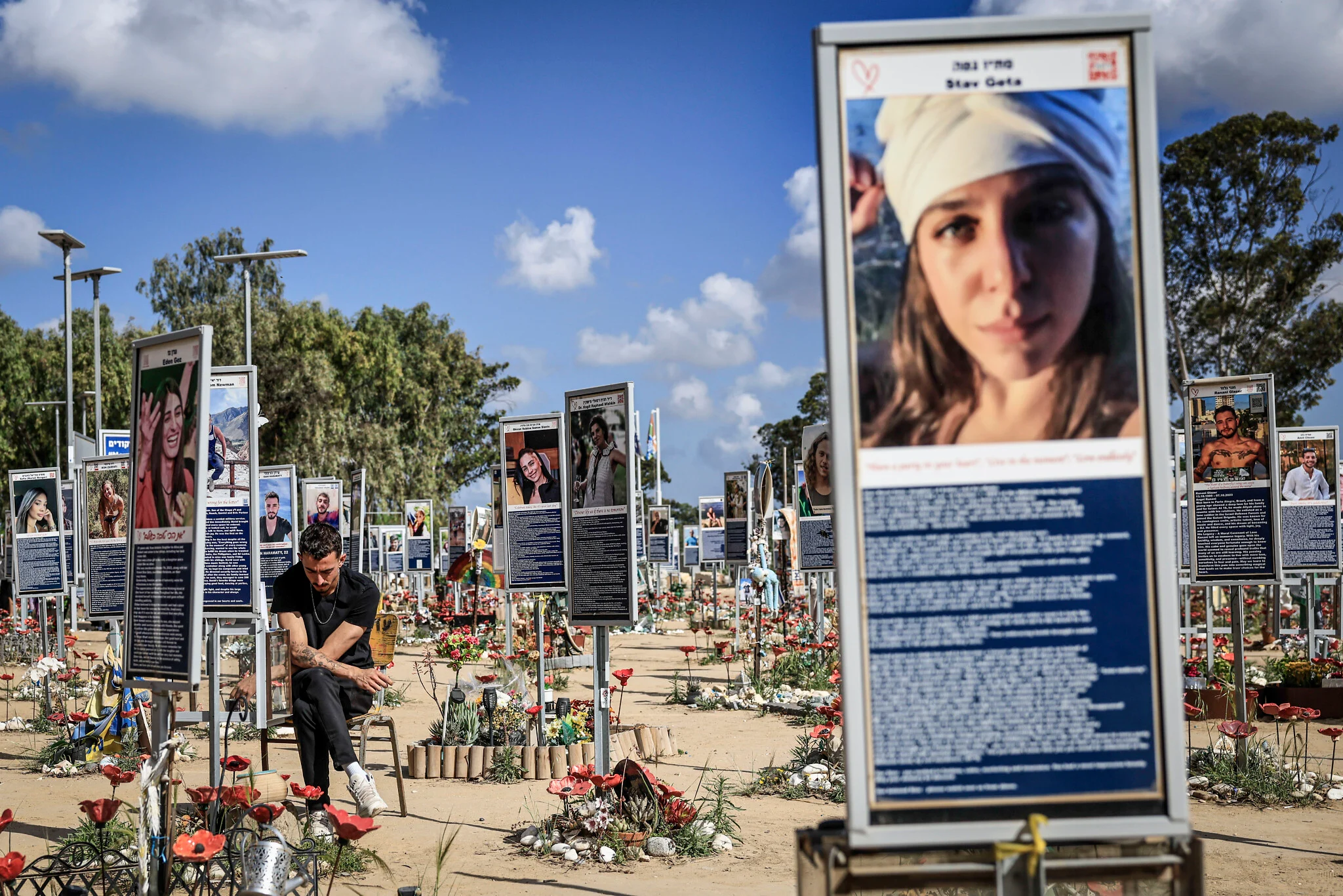 Memorial Day exposes widening rift between public and political leadership