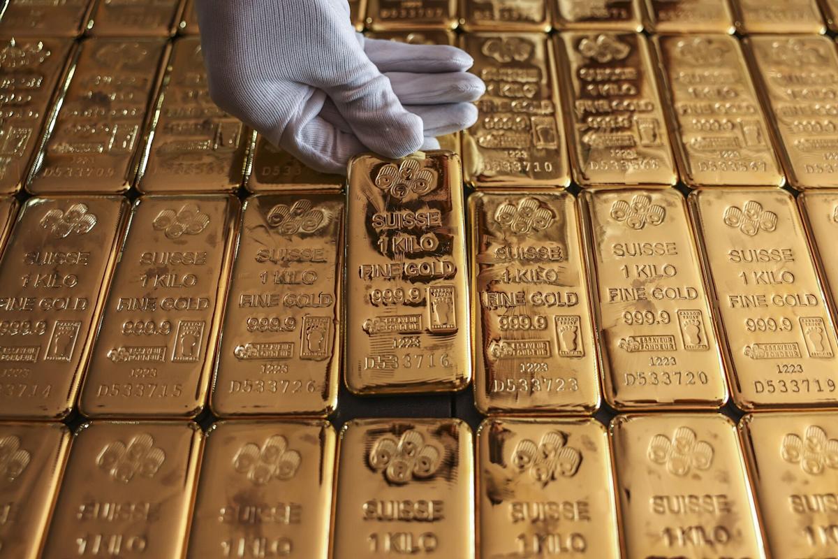 Gold Rises as Traders Weigh Renewed Push for US-Iran Talks