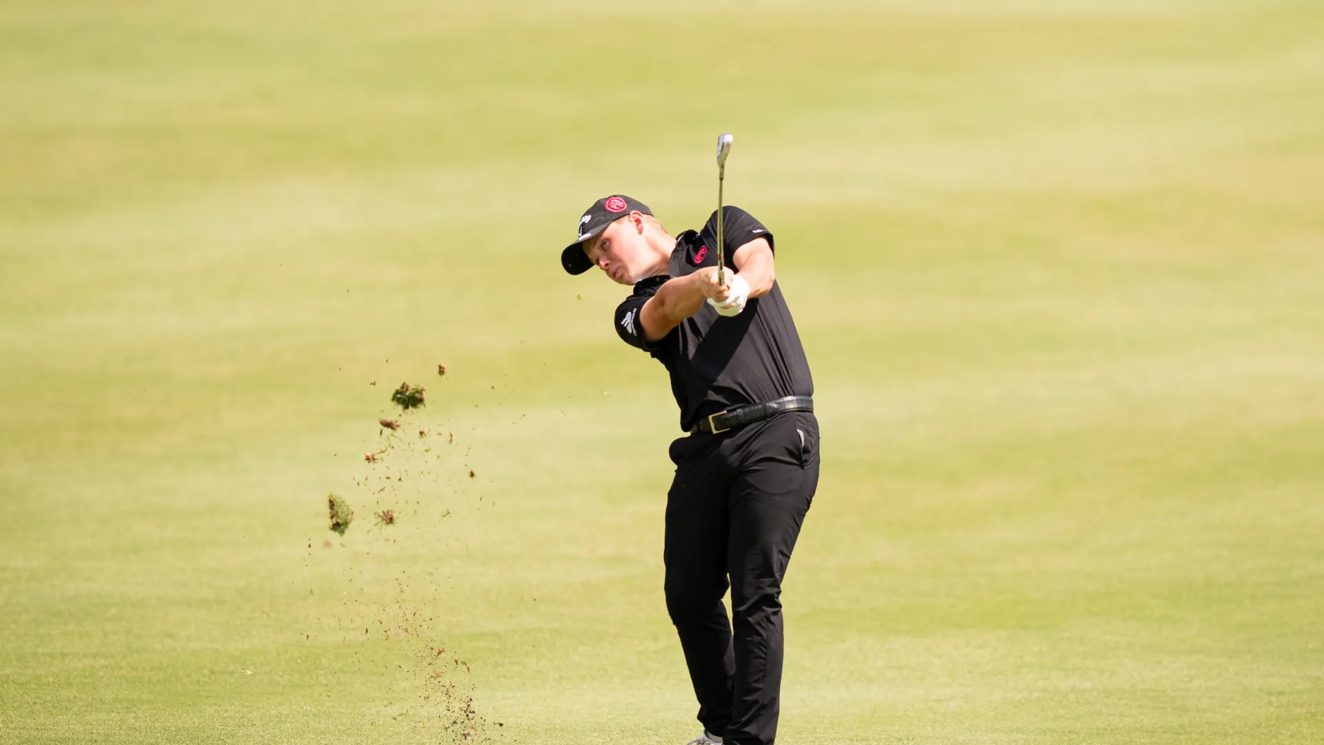 Surratt near lead entering weekend at Singapore Open