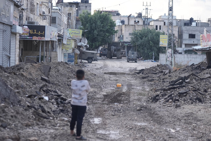 Israeli soldiers assault, detain 2 Palestinian children during West Bank raid