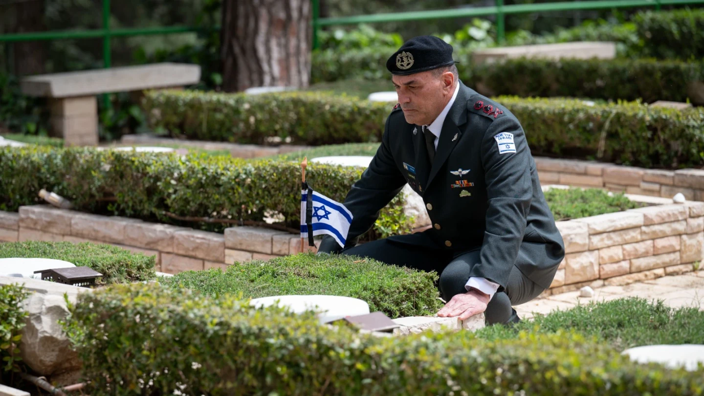 Israeli flags placed on fallen soldiers’ graves ahead of Memorial Day – JNS.org