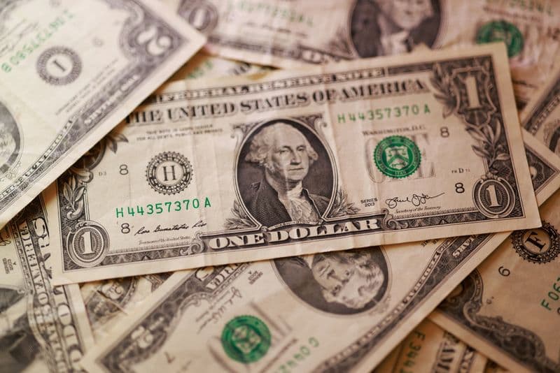Dollar Rallies as US Prepares Iran Port Blockade, Peace